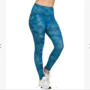 Body Glove women’s Teal Camo leggings size XS with two convenient pockets.